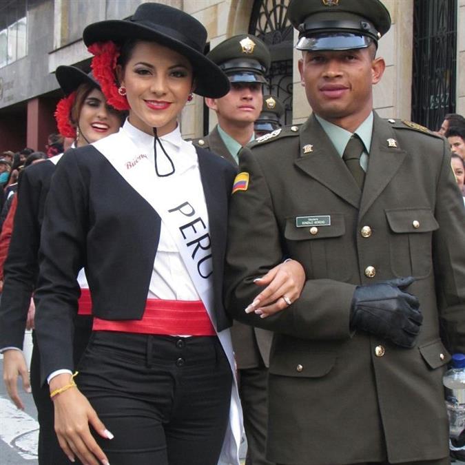 Laura González graces the traditional Manizales Parade along with Reinado contestants