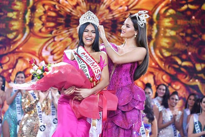 Catriona Gray crowing Gazini Ganados Binibini Pilipinas 2019